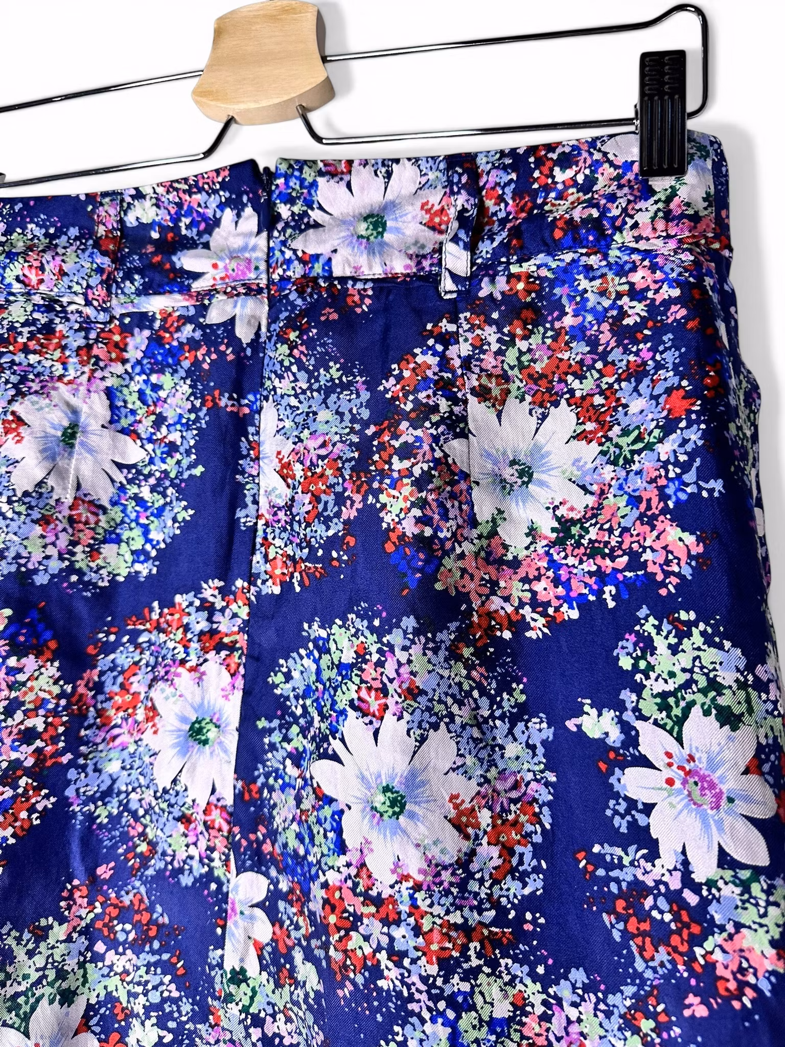 Blommig kort kjol i siden