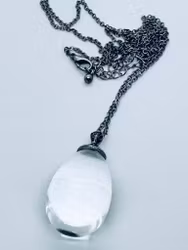 Halsband med stor glasberlock