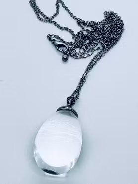 Halsband med stor glasberlock