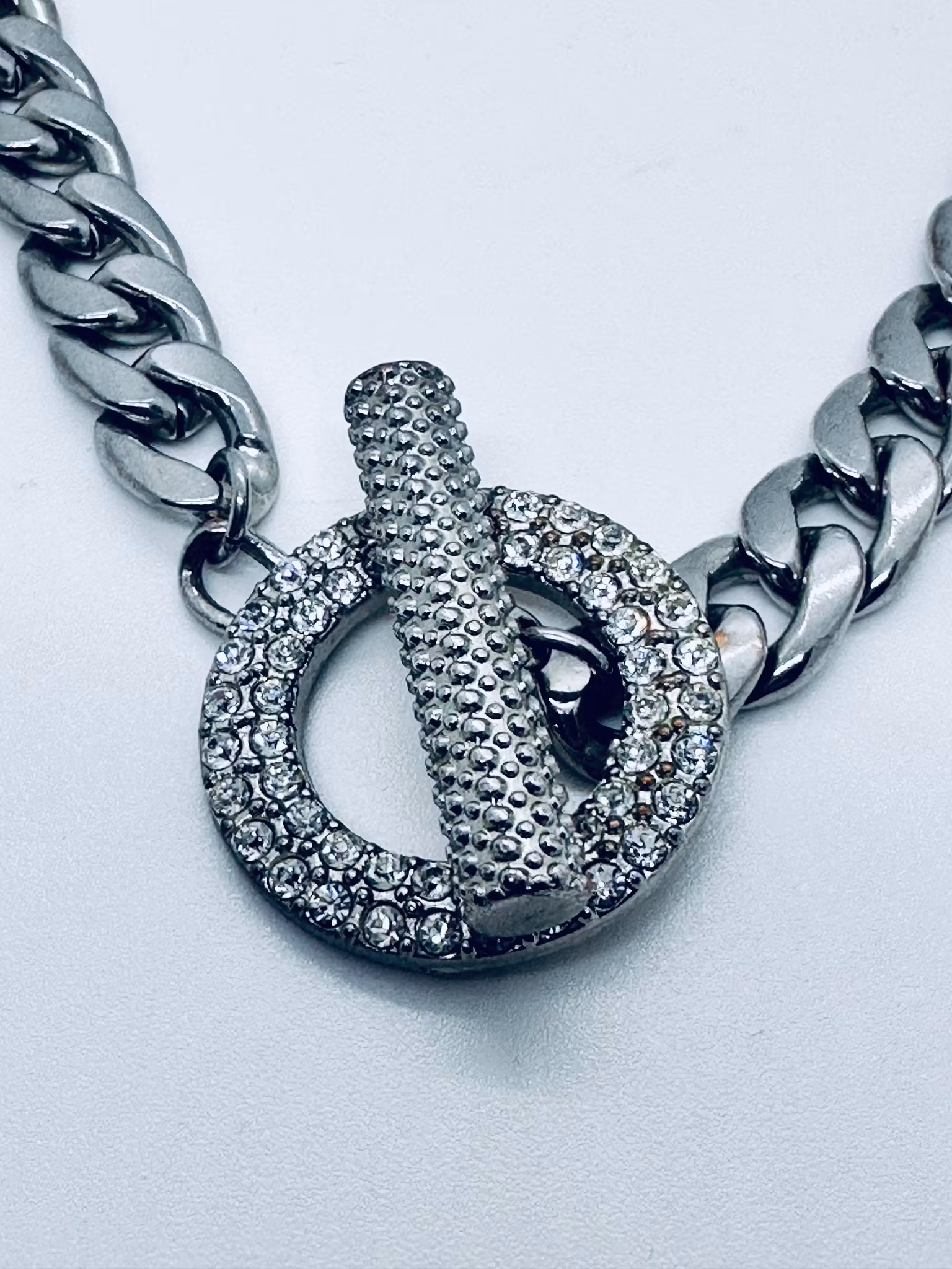 Tjock silverkedja med strassbestrött lås