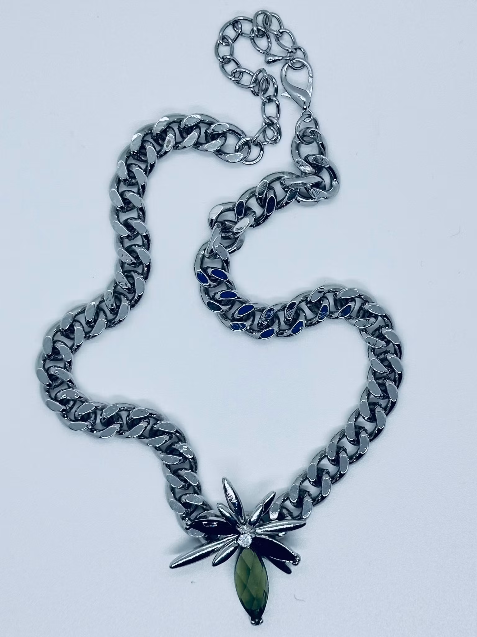 Tjock silverkedja med bladberlock