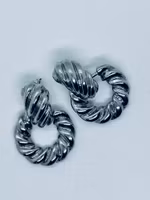 Stora vågiga silverfärgade örhängen