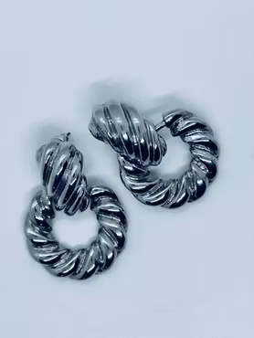 Stora vågiga silverfärgade örhängen