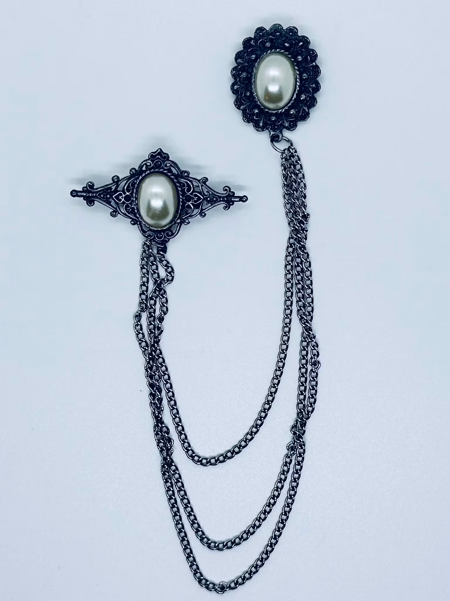 Dubbelbrosch med pärlor och kedjor
