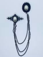 Dubbelbrosch med pärlor och kedjor