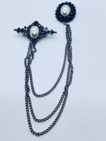 Dubbelbrosch med pärlor och kedjor
