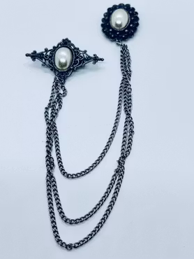 Dubbelbrosch med pärlor och kedjor