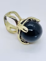Ring med stor svart kula