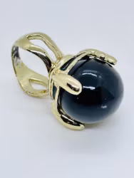 Ring med stor svart kula
