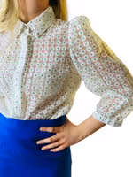 Transparent blommig blus med puffärm