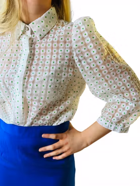 Transparent blommig blus med puffärm