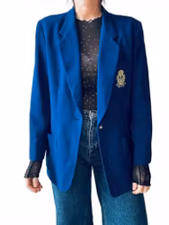 Blå kavaj med emblem