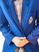 Blå kavaj med emblem