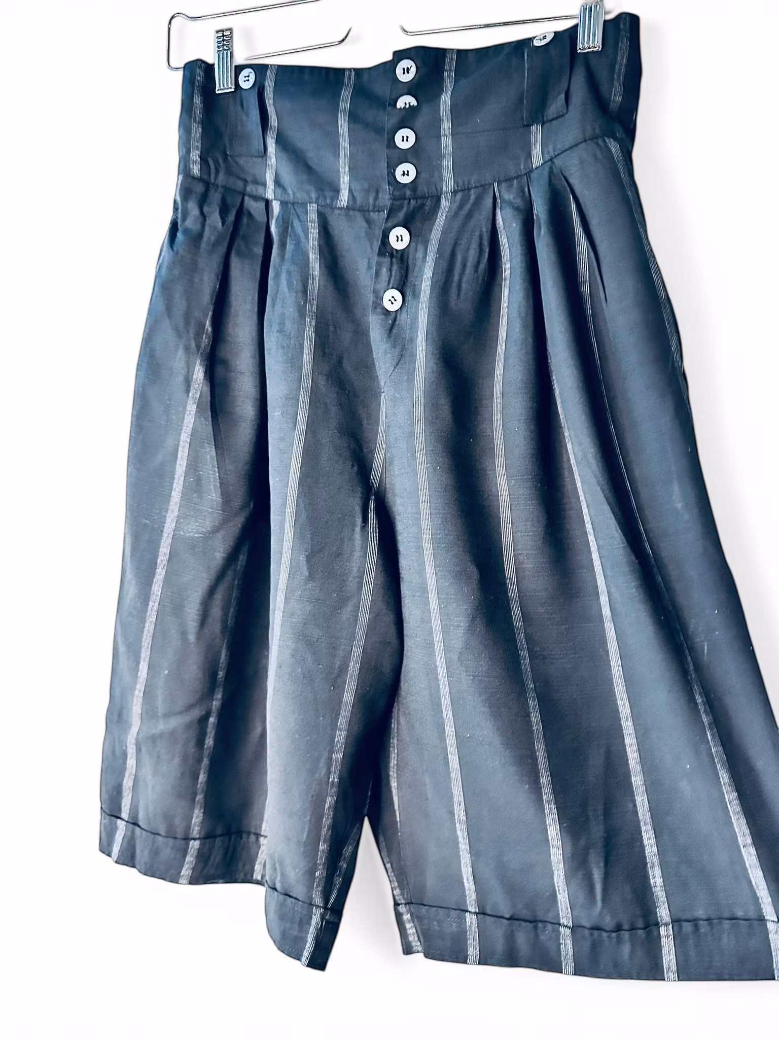 Långa dressade shorts