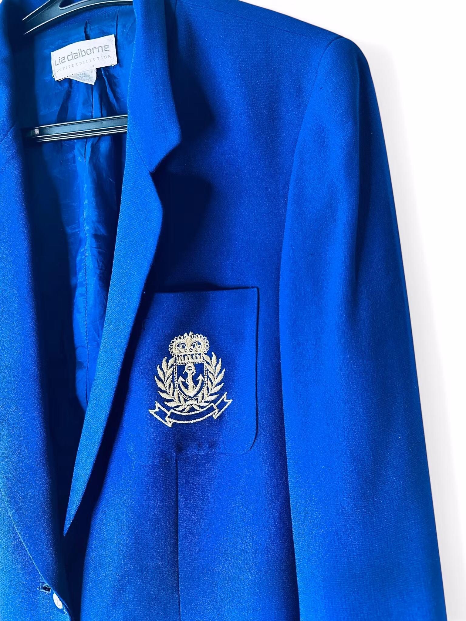 Blå kavaj med emblem