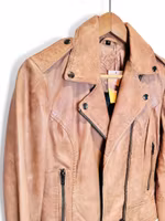 Brun skinnjacka i bikermodell