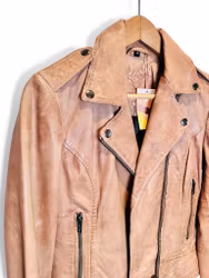 Brun skinnjacka i bikermodell