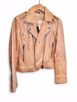 Brun skinnjacka i bikermodell