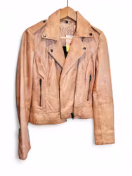 Brun skinnjacka i bikermodell