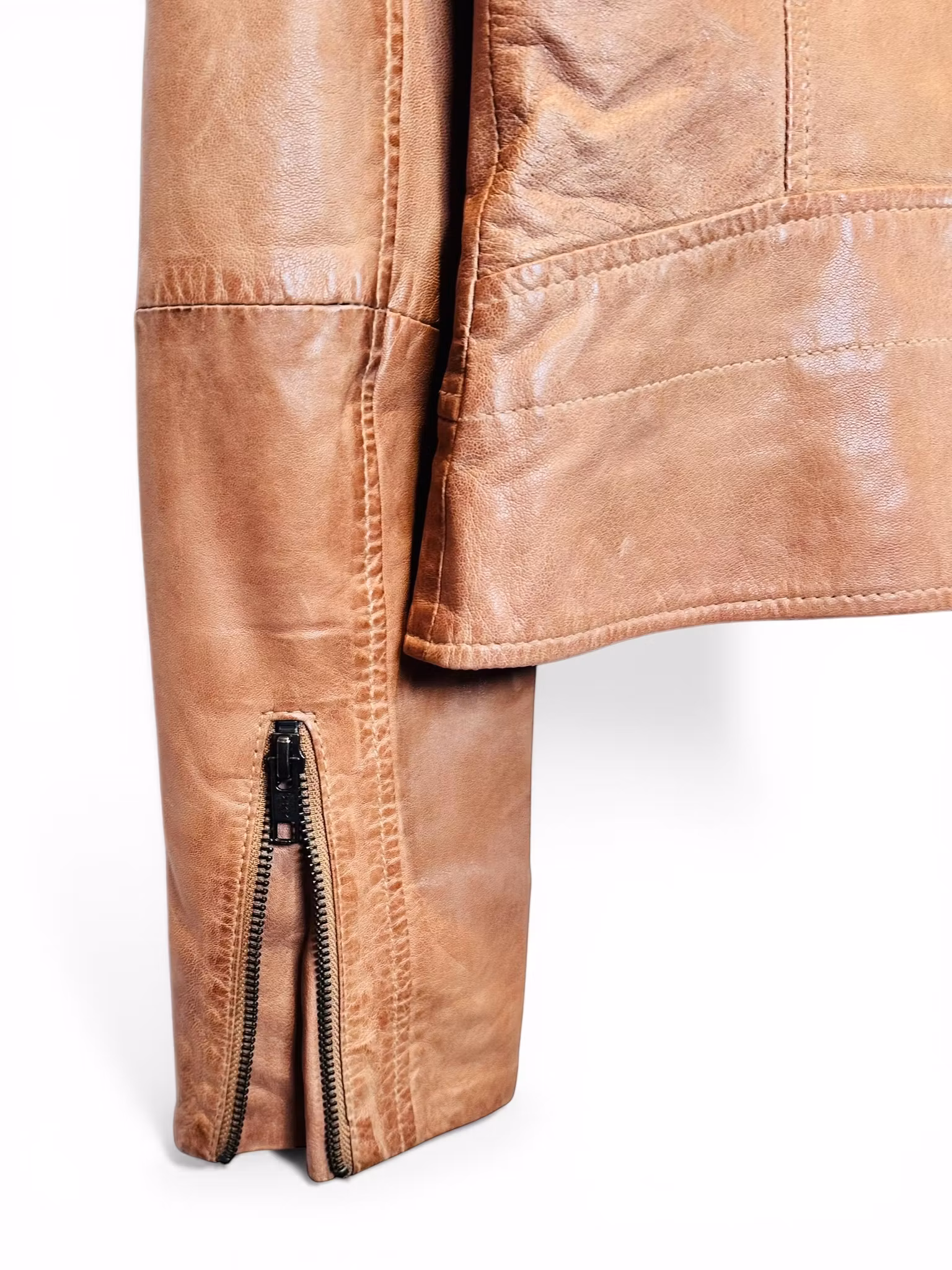 Brun skinnjacka i bikermodell