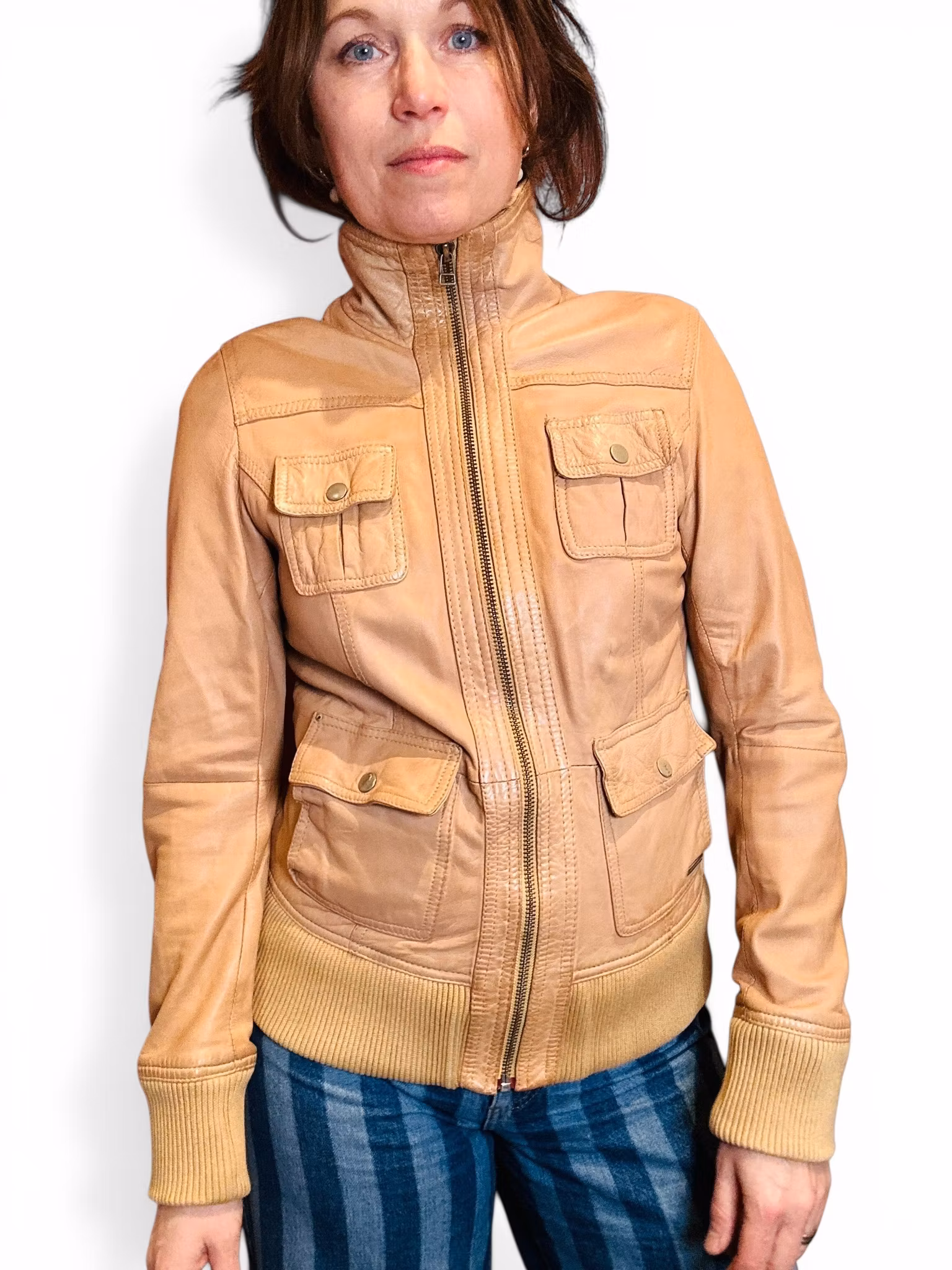 Ljusbrun skinnjacka med hög krage