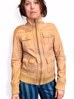 Ljusbrun skinnjacka med hög krage