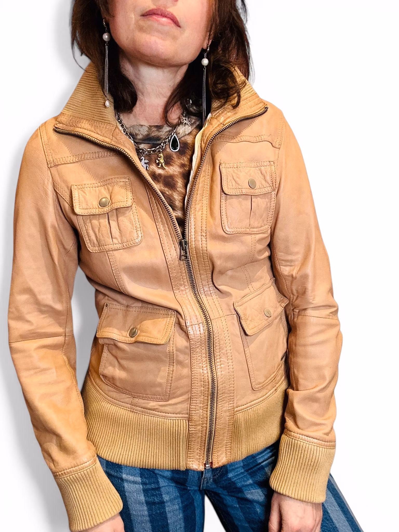 Ljusbrun skinnjacka med hög krage