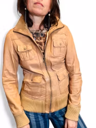 Ljusbrun skinnjacka med hög krage