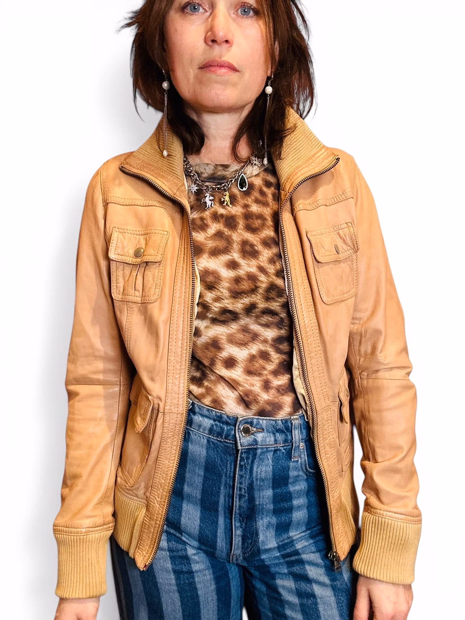 Ljusbrun skinnjacka med hög krage