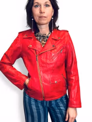 Röd skinnjacka i bikermodell