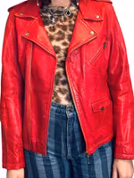 Röd skinnjacka i bikermodell