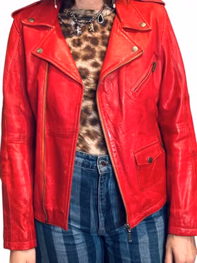Röd skinnjacka i bikermodell