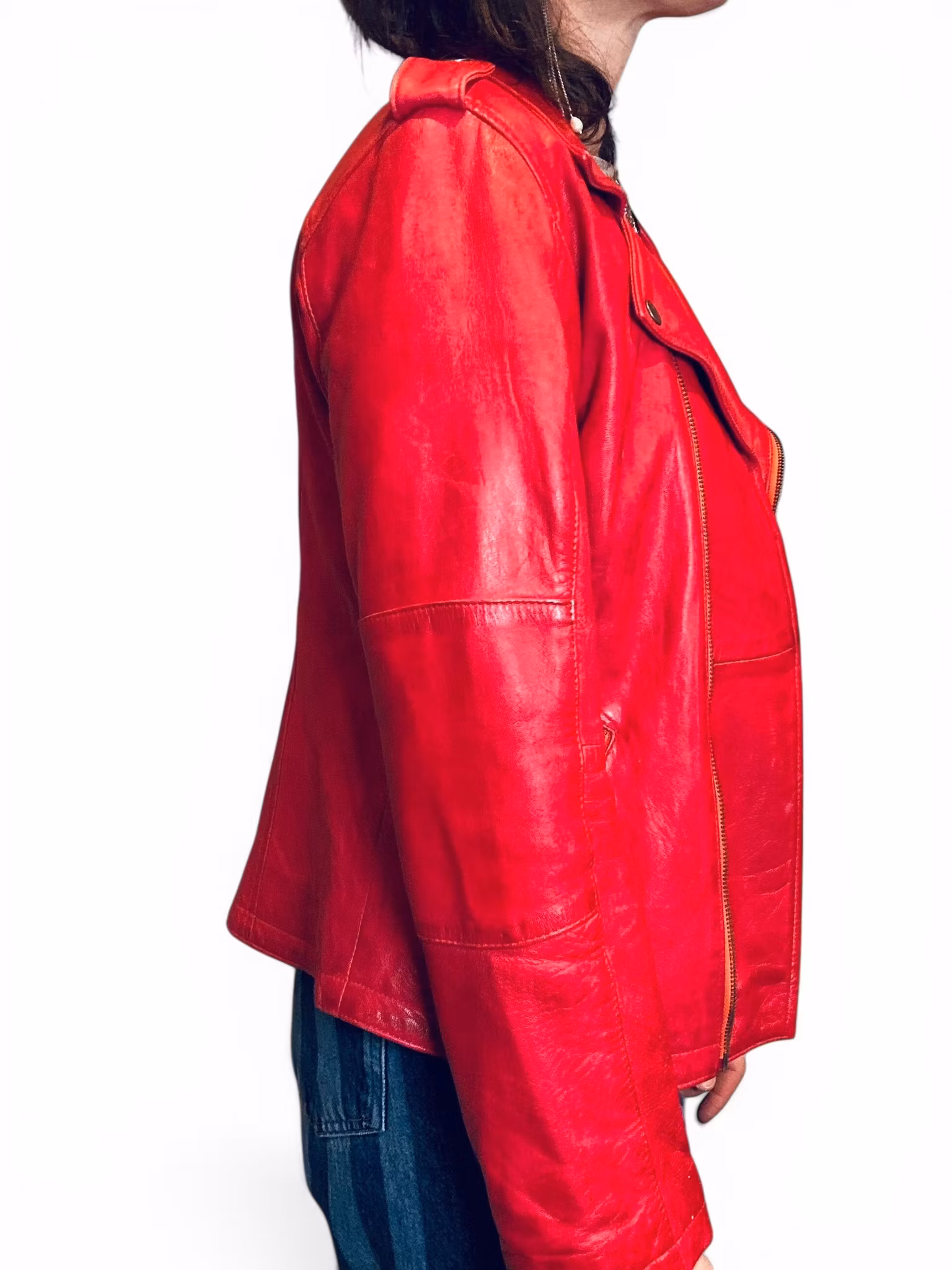 Röd skinnjacka i bikermodell