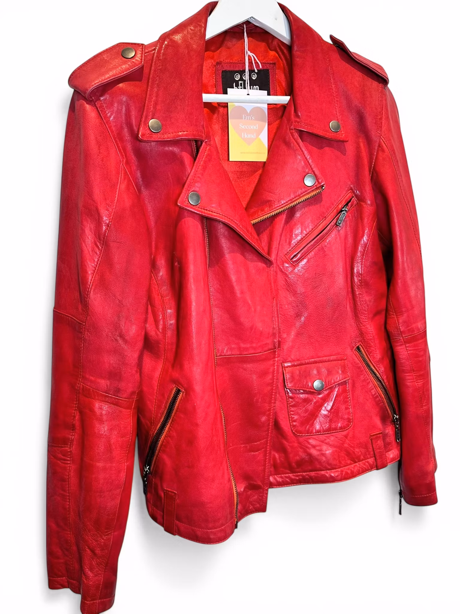 Röd skinnjacka i bikermodell