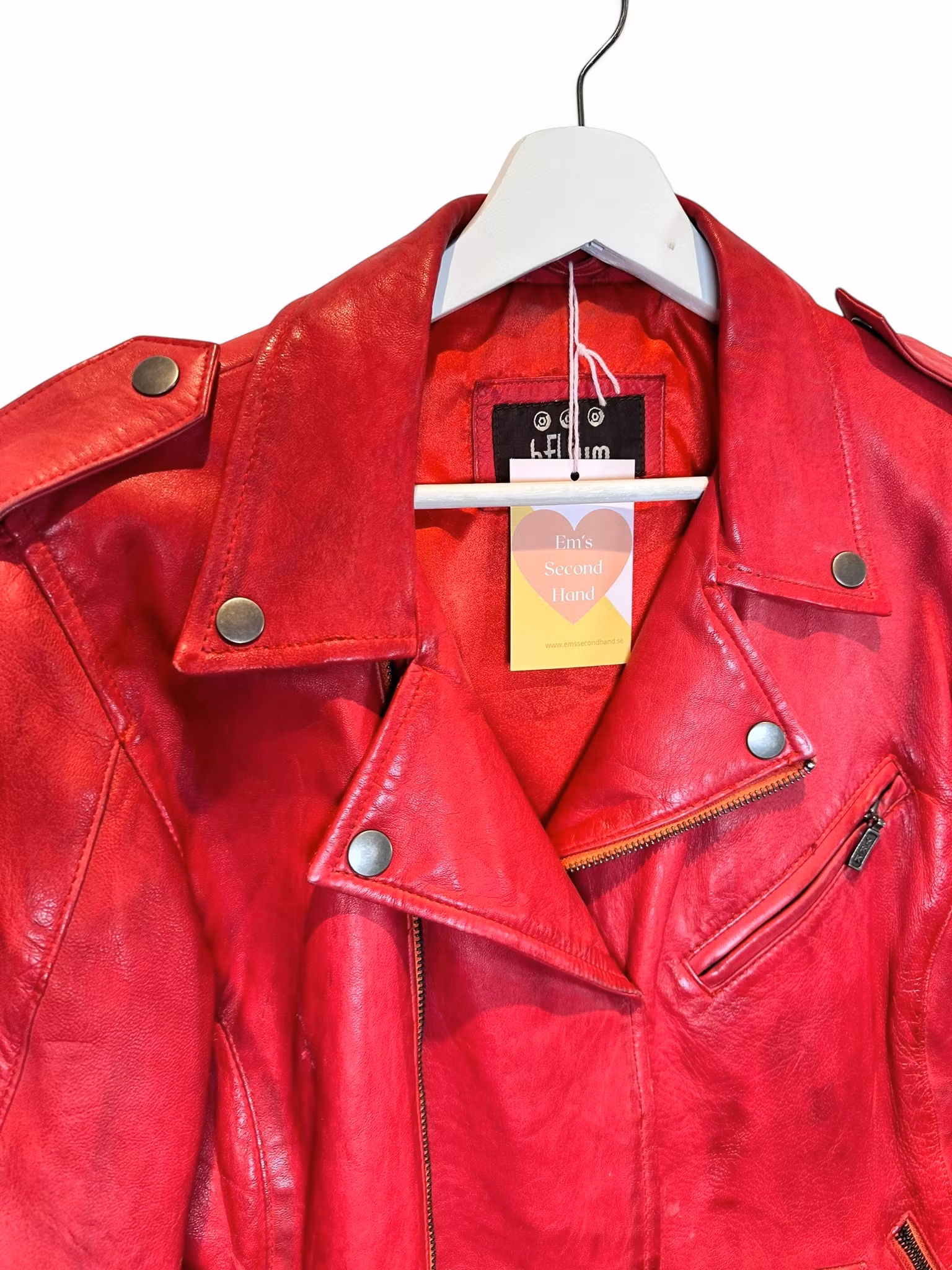 Röd skinnjacka i bikermodell