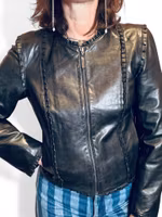 Mjuk skinnjacka i nätt modell