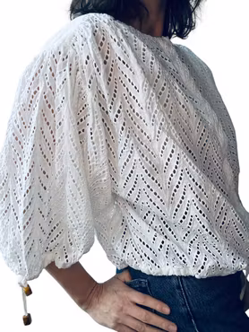 RODEBJER hålmönstrad blus - Breeze Embroidery