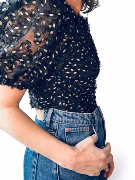 Svart topp med 3D-blommor och guld