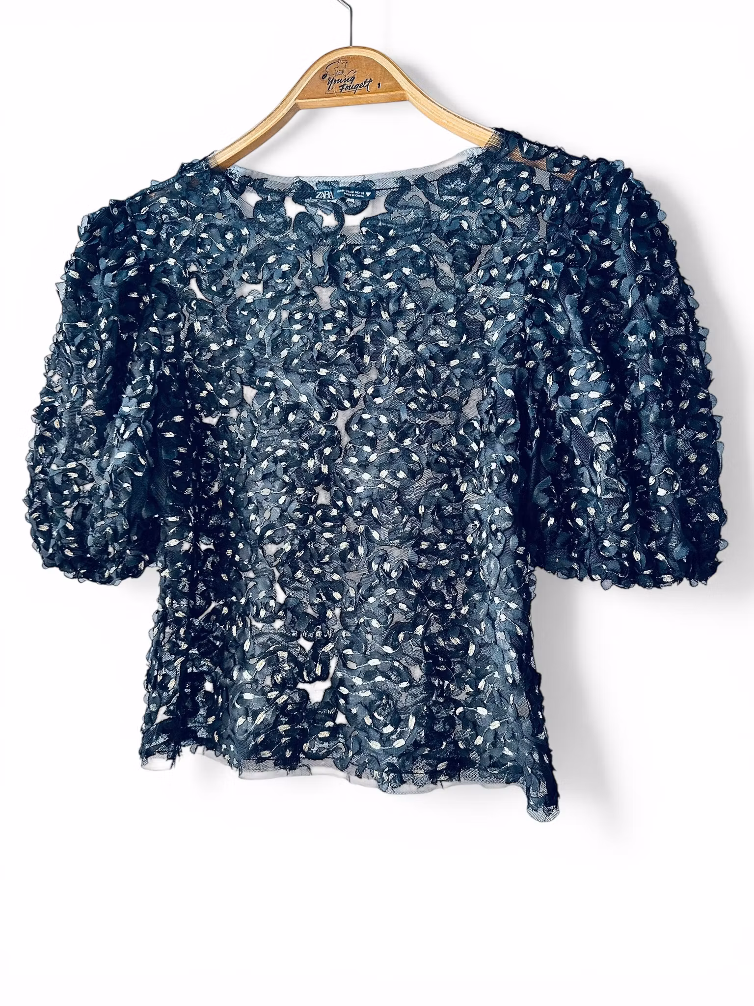 Svart topp med 3D-blommor och guld