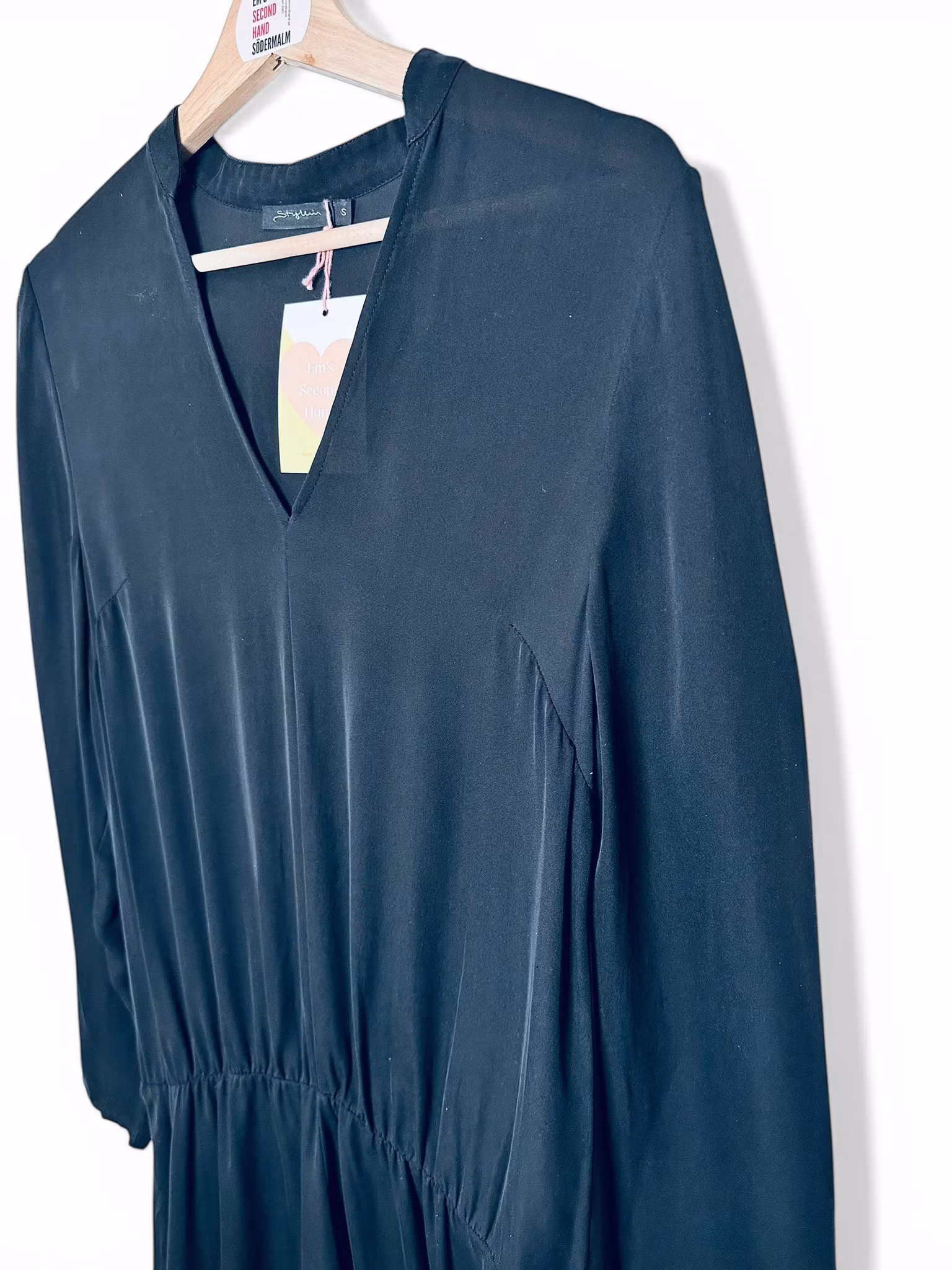 STYLEIN svart sidenklänning