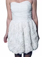 Benvit kort klänning med 3D-rosor