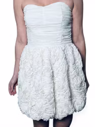 Benvit kort klänning med 3D-rosor