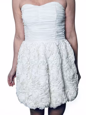 Benvit kort klänning med 3D-rosor