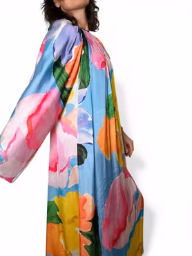 Färgglad och flowy lång klänning