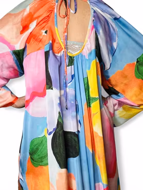 Färgglad och flowy lång klänning