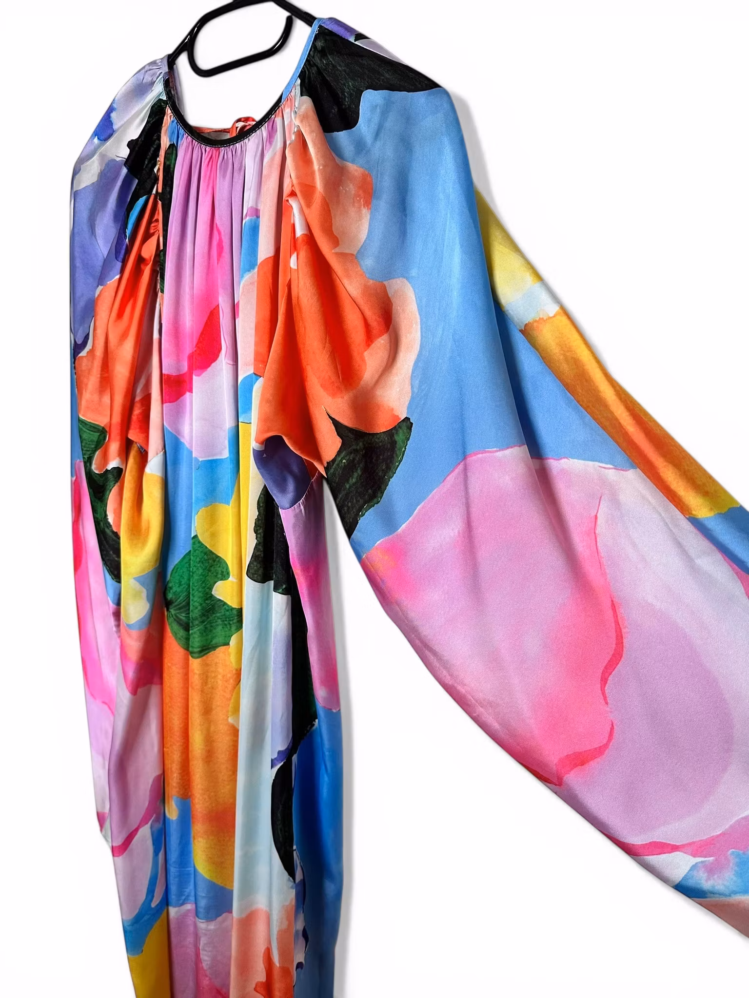 Färgglad och flowy lång klänning