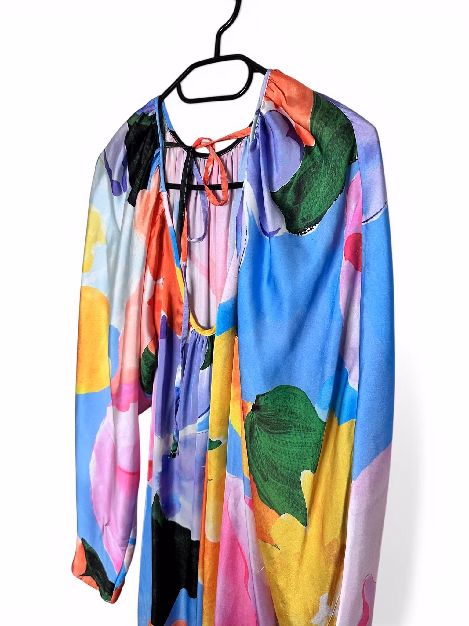 Färgglad och flowy lång klänning