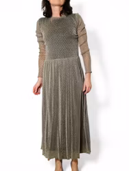 Lång glittrig prickig klänning