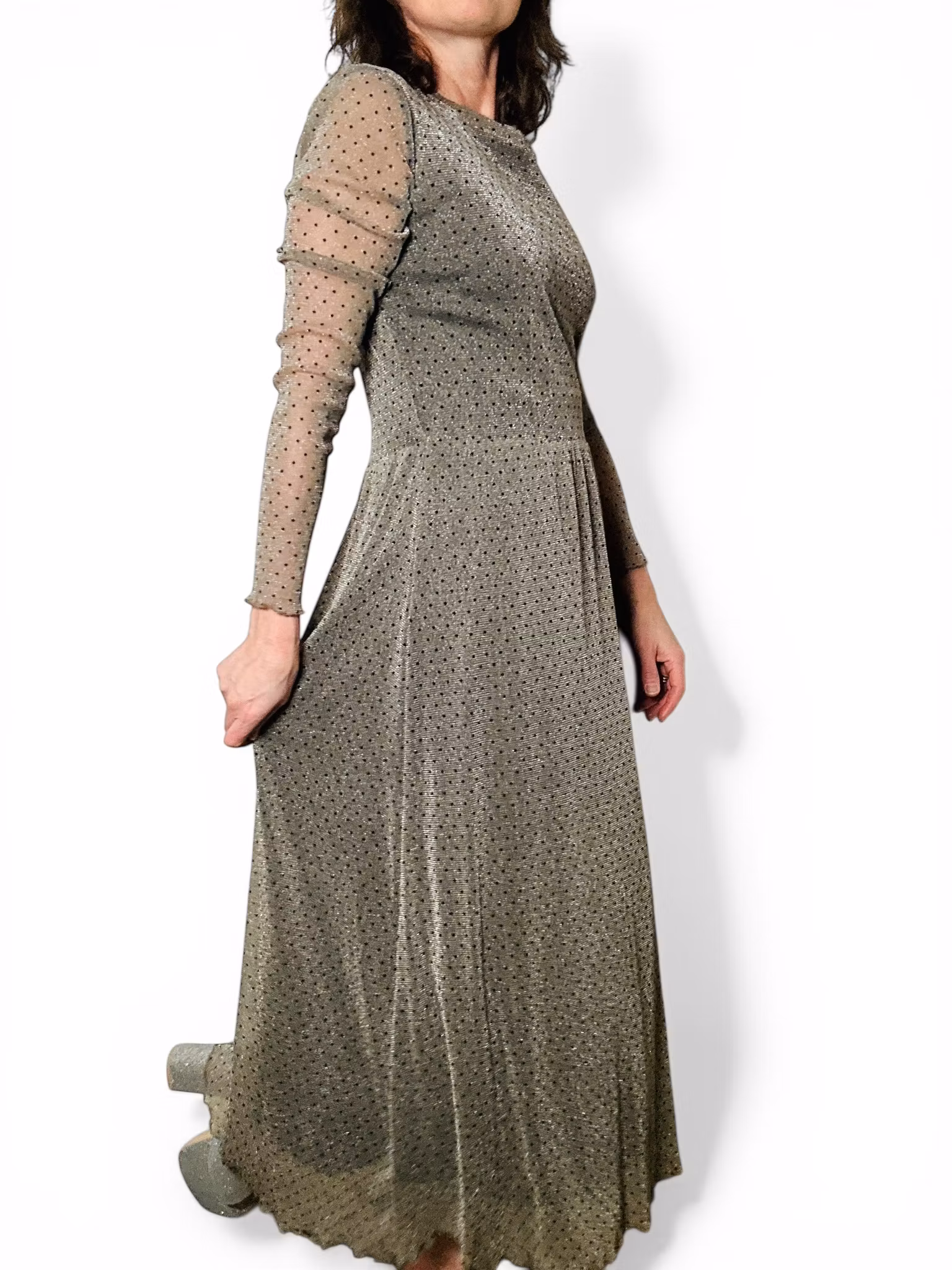 Lång glittrig prickig klänning