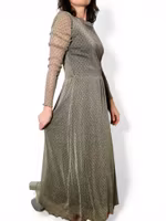 Lång glittrig prickig klänning